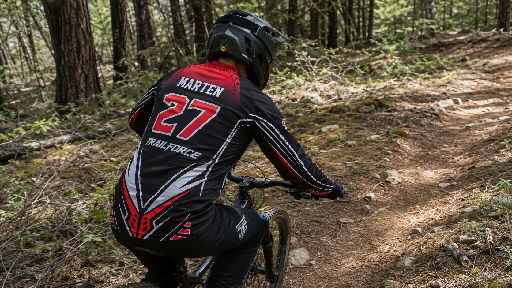 MTB-Fahrer im Red-Wave-Jersey mit MARTEN 27 und TRAILFORCE