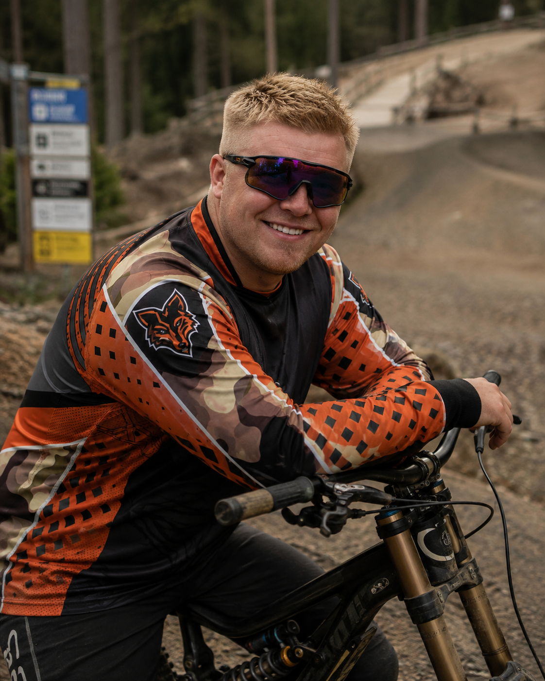 Fahrer im orangenen Custom Downhill Jersey
