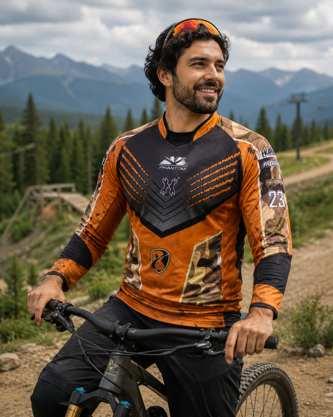 Endurofahrer im orangenen Custom MTB Jersey